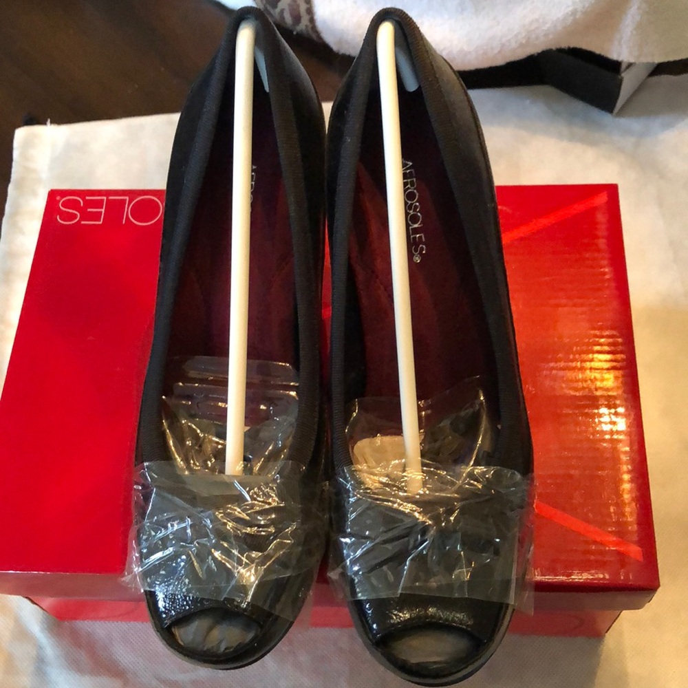 Aerosoles Benefit Classic faux patent leather ribbon bow peep toe pumps + box